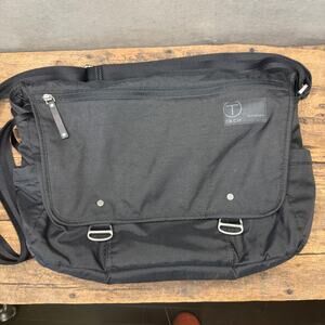 Tumi T-Tech Essential 15 Inch Messenger Laptop Bag Black Nylon Style 677700